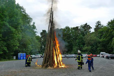 Entzünden des Johannifeuers (Foto: Karl-Franz Thiede)